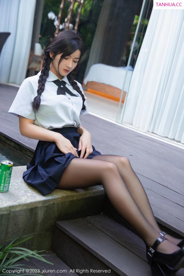   [XiuRen]高清写真图 2023.06.19 No.6940 谭小灵 短裙美腿第6张图片